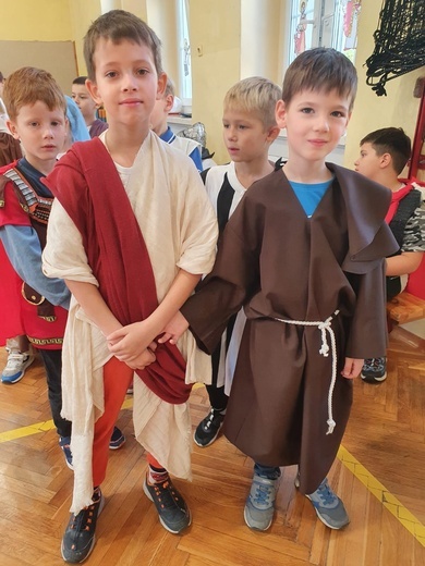 Święci balują w niebie