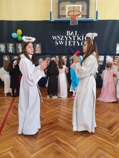 Święci balują w niebie