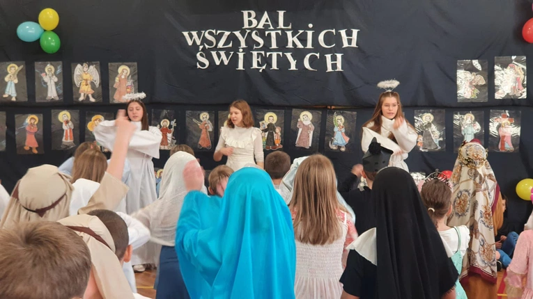 Święci balują w niebie