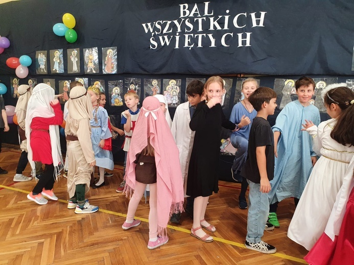 Święci balują w niebie