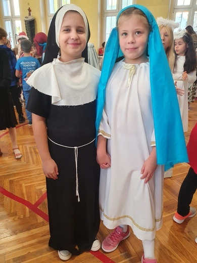 Święci balują w niebie
