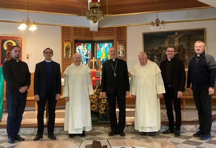 Spotkanie w Narodowym Sanktuarium Matki Bożej Częstochowskiej. Od prawej stoją: o. Michał Czyżewski, ks. Ireneusz Pierzchała, o. Jan Michalak, bp Piotr Turzyński, o. Jan Kolmaga, ks. Paweł Gogacz i ks. Michał Ulaski.