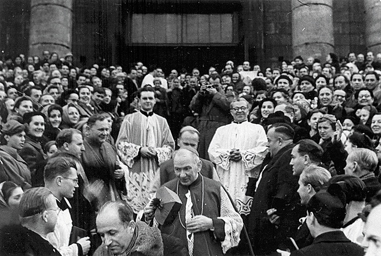 Przywitanie biskupów w Katowicach w listopadzie 1956 roku. Na pierwszym planie bp Bieniek, za nim  bp Bednorz.