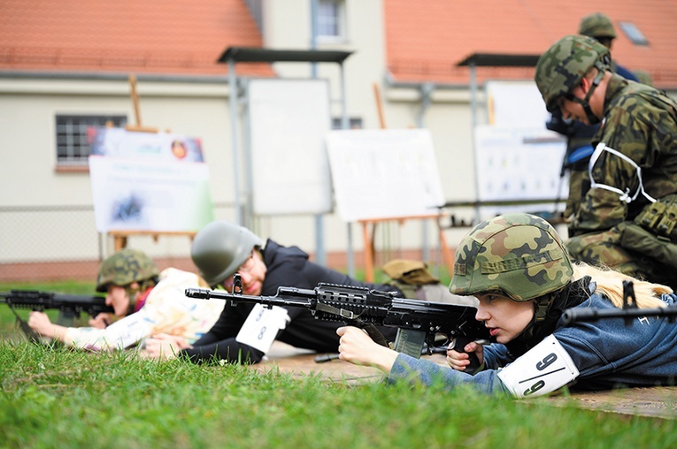 W 17 jednostkach wojskowych na terenie Polski można nauczyć się podstawowych umiejętności wojskowych. Na zdjęciu: szkolenie „Trenuj z wojskiem” na terenie Centrum Szkolenia Wojsk Lądowych w Poznaniu.
