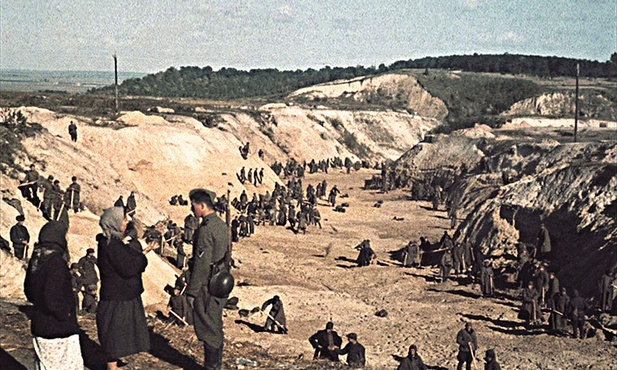 Masakra Żydów w Babim Jarze pozostaje poza obiektywem kamery. Oglądany  materiał zarejestrowano  przed zbrodnią i po niej.