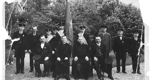 Katolicki Związek Abstynentów w Hajdukach, w środku ks. Józef Czempiel. Organizacje kościelne były fundamentem społecznej aktywności Kościoła na Górnym Śląsku.