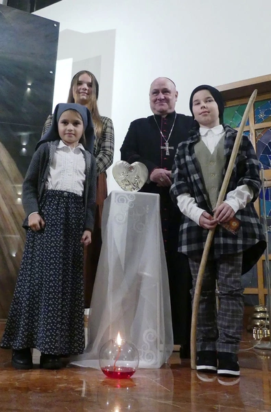 Wprowadzenie relikwii dzieci fatimskich do kościoła w Miliardowicach