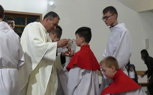 Wprowadzenie relikwii dzieci fatimskich do kościoła w Miliardowicach