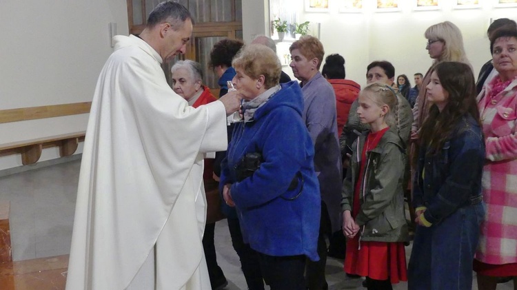 Wprowadzenie relikwii dzieci fatimskich do kościoła w Miliardowicach