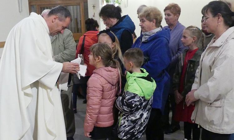 Wprowadzenie relikwii dzieci fatimskich do kościoła w Miliardowicach