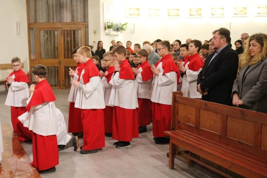 Wprowadzenie relikwii dzieci fatimskich do kościoła w Miliardowicach