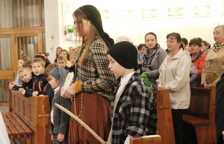 Emilia, Marta i Maksymilian wnieśli relikwie św. Hiacynty i św. Franciszka do miliardowickiego kościoła.