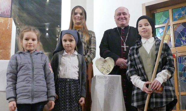 Reprezentacja najmłodszego pokolenia z Miliardowic: Emilia, Maksymilian i Marta (na zdjęciu także jej siostra Maja) - która wniosła relikwie świętych dzieci fatimskich do kościoła w Miliardowicach, z bp. Piotrem Gregerem.