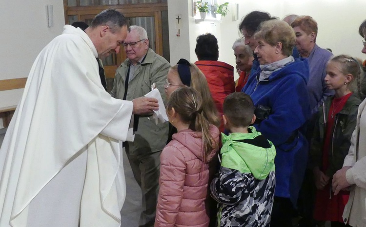 Po Mszy św. każdy mógł uczcić relikwie św. Hiacynty i św. Franciszka.