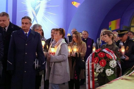 Katowice. Wieńce na grobach biskupów katowickich 