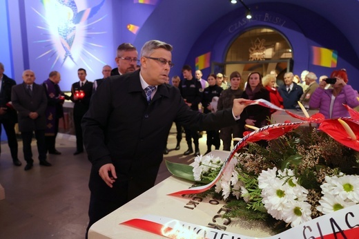 Katowice. Wieńce na grobach biskupów katowickich 