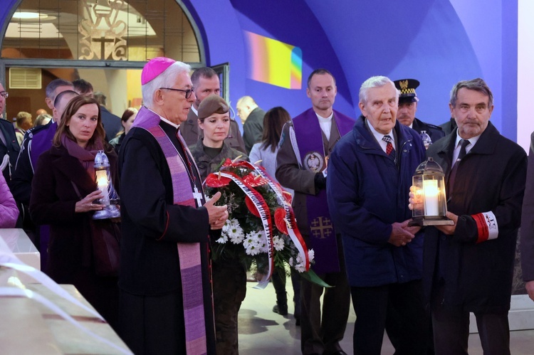 Katowice. Wieńce na grobach biskupów katowickich 