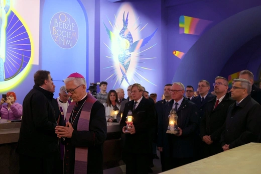 Katowice. Wieńce na grobach biskupów katowickich 