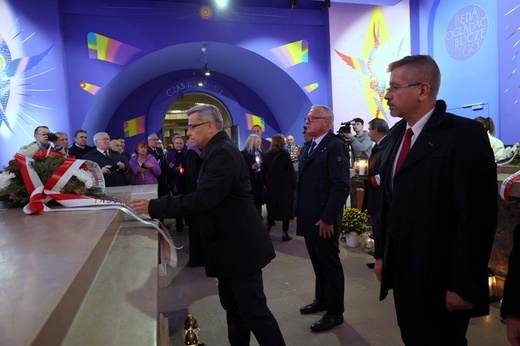 Katowice. Wieńce na grobach biskupów katowickich 