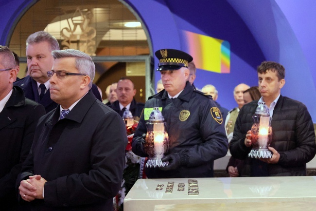 Katowice. Wieńce na grobach biskupów katowickich 