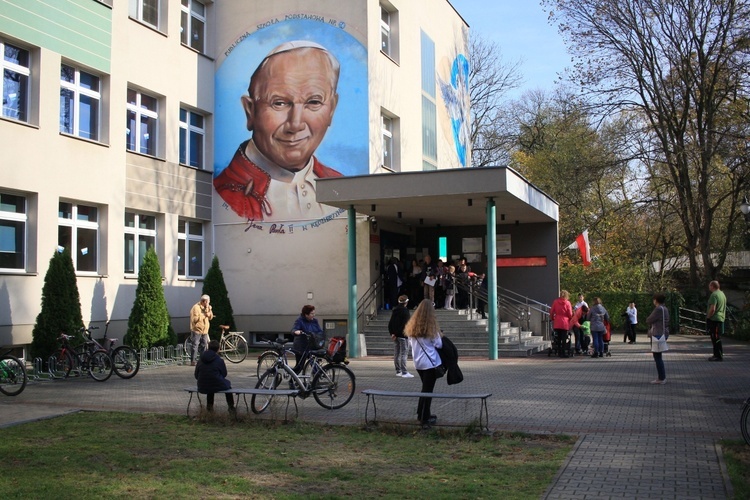 Uroczystość nadania imienia Jana Pawła II szkole w Sławięcicach