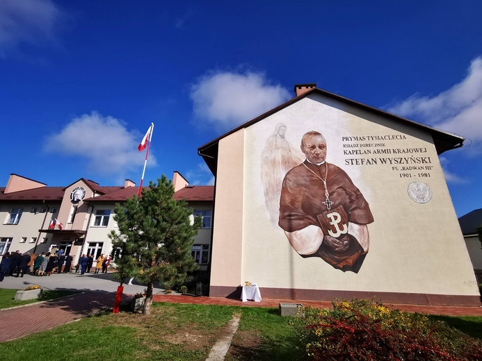 Mural z kard. Wyszyńskim