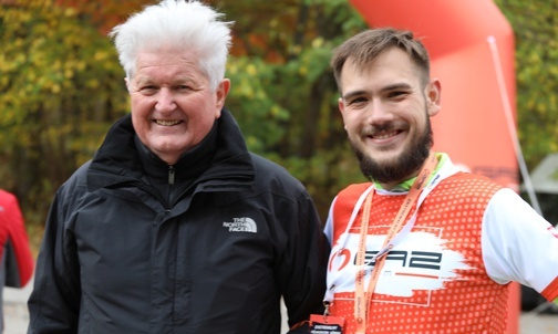 Wójt Jan Góra wręczył już medal. Jeszcze tylko pamiątkowe zdjęcie...