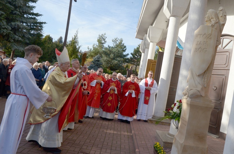 Przed frontonem świątyni abp Wacław Depo pobłogosławił figurę św. Michała Archanioła, pamiątkę jubileuszu.