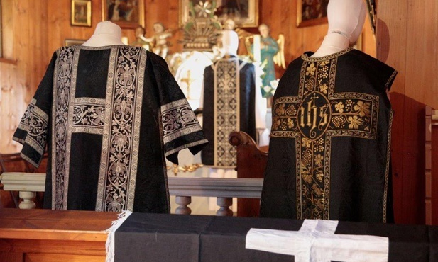 Chorzów. Dawne szaty liturgiczne na nowej ekspozycji w skansenie