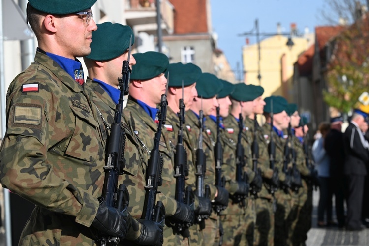 Strzegom. Odsłonięcie pomnika ofiar katastrofy smoleńskiej