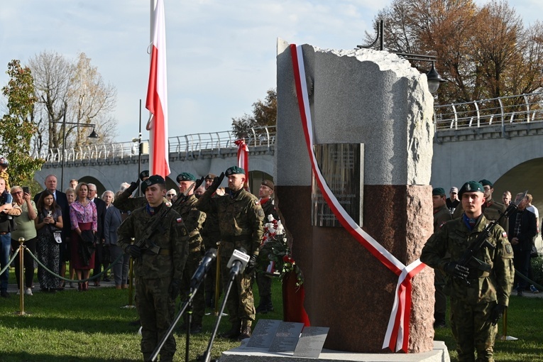 Strzegom. Odsłonięcie pomnika ofiar katastrofy smoleńskiej