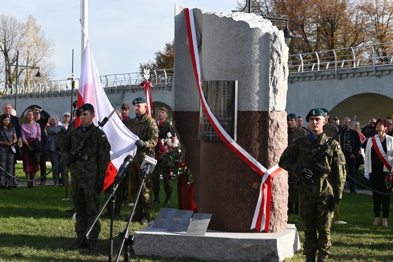 Strzegom. Odsłonięcie pomnika ofiar katastrofy smoleńskiej