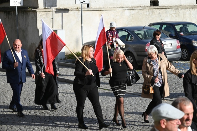 Strzegom. Odsłonięcie pomnika ofiar katastrofy smoleńskiej