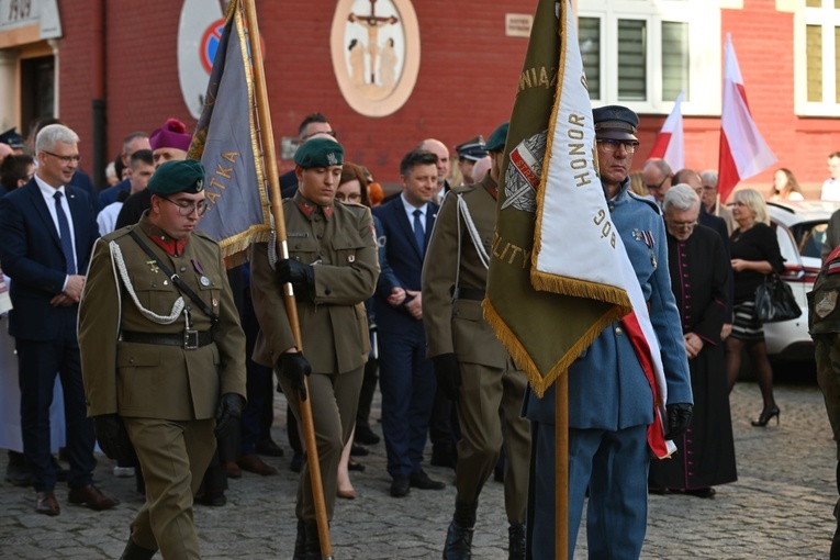 Strzegom. Odsłonięcie pomnika ofiar katastrofy smoleńskiej