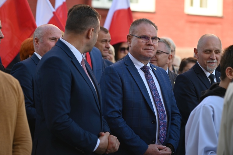 Strzegom. Odsłonięcie pomnika ofiar katastrofy smoleńskiej