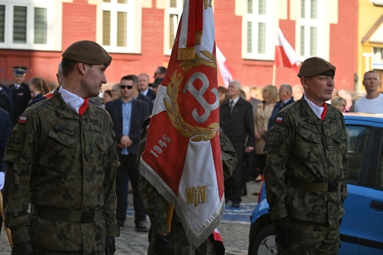 Strzegom. Odsłonięcie pomnika ofiar katastrofy smoleńskiej