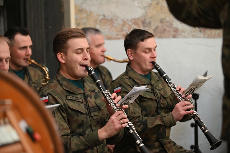 Strzegom. Odsłonięcie pomnika ofiar katastrofy smoleńskiej