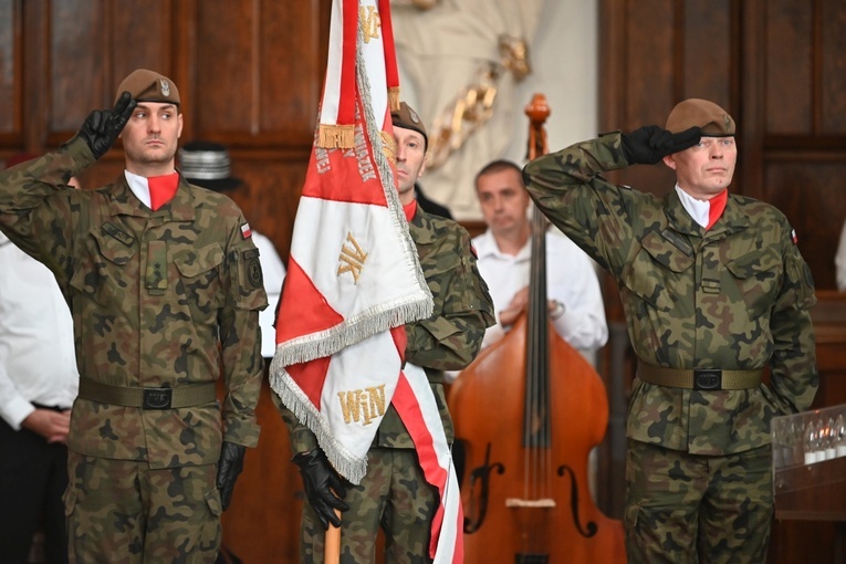 Strzegom. Odsłonięcie pomnika ofiar katastrofy smoleńskiej