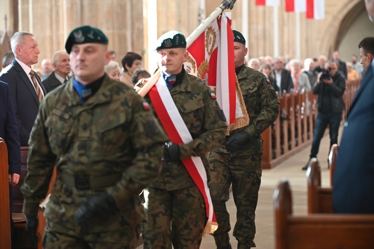Strzegom. Odsłonięcie pomnika ofiar katastrofy smoleńskiej