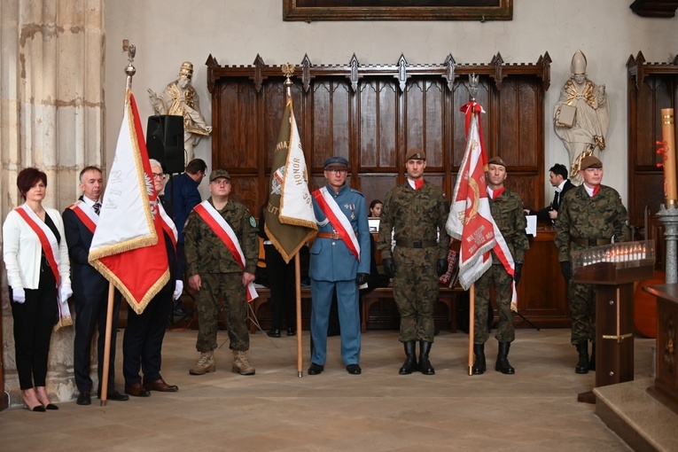 Strzegom. Odsłonięcie pomnika ofiar katastrofy smoleńskiej