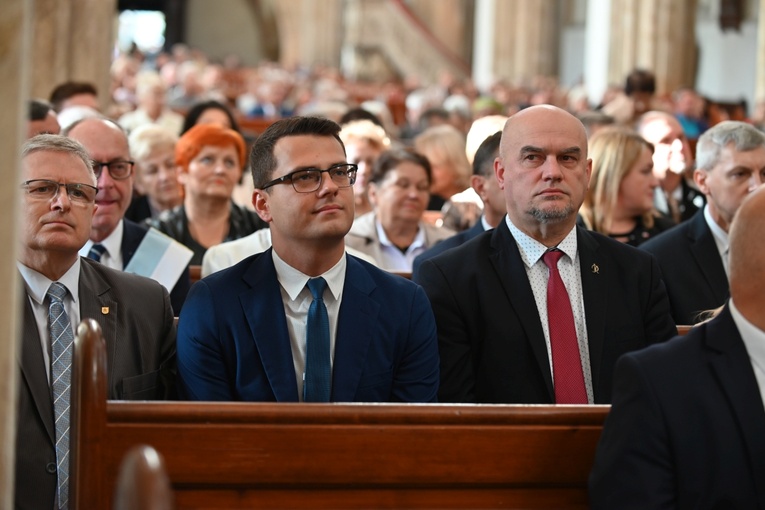 Strzegom. Odsłonięcie pomnika ofiar katastrofy smoleńskiej