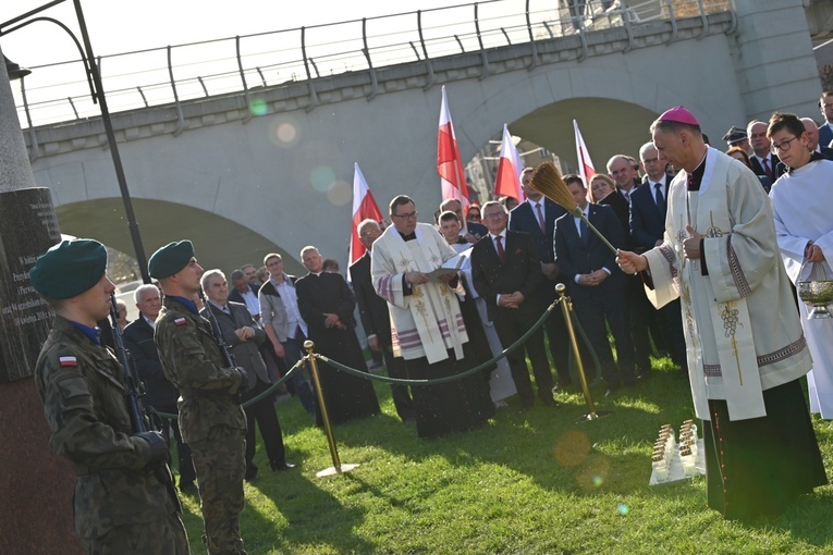 Strzegom. Odsłonięcie pomnika ofiar katastrofy smoleńskiej