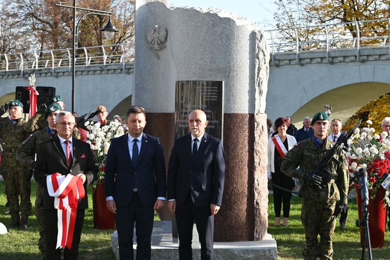 Strzegom. Odsłonięcie pomnika ofiar katastrofy smoleńskiej