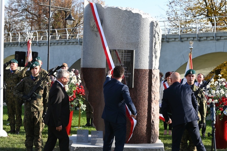 Strzegom. Odsłonięcie pomnika ofiar katastrofy smoleńskiej