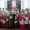 Najmłodsi z proboszczem i bp. Piotrem Gregerem w dniu przyjęcia relikwii dzieci fatimskich.