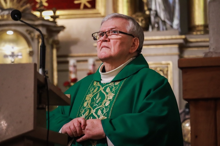 Rzeczyca. Przyznanie Medalu 75-lecia Misji Jana Karskiego ks. Henrykowi Linarcikowi