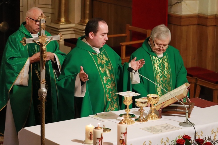 Rzeczyca. Przyznanie Medalu 75-lecia Misji Jana Karskiego ks. Henrykowi Linarcikowi