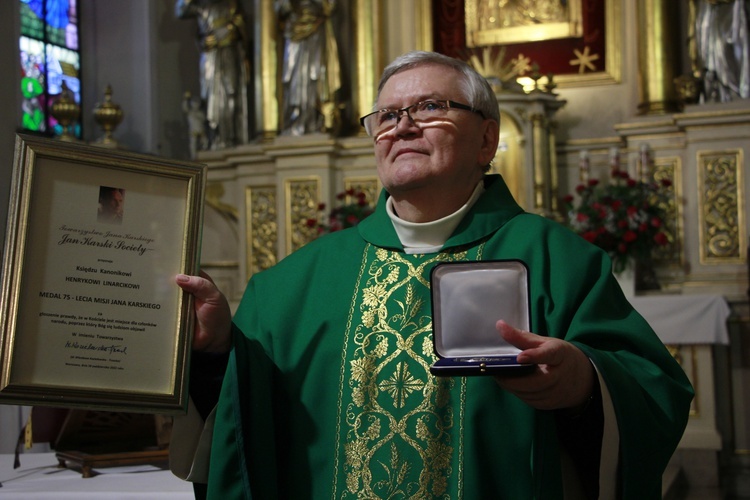 Rzeczyca. Przyznanie Medalu 75-lecia Misji Jana Karskiego ks. Henrykowi Linarcikowi