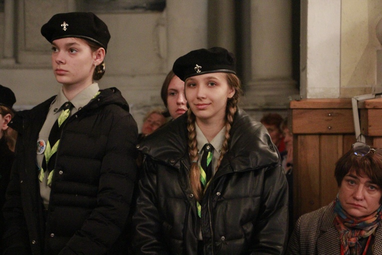 Rzeczyca. Przyznanie Medalu 75-lecia Misji Jana Karskiego ks. Henrykowi Linarcikowi