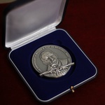 Rzeczyca. Przyznanie Medalu 75-lecia Misji Jana Karskiego ks. Henrykowi Linarcikowi